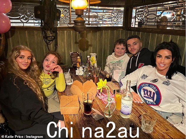 凯蒂·普莱斯周末与孩子们团聚庆祝母亲节 - 但她的一个孩子的缺席引发了粉丝的疑问