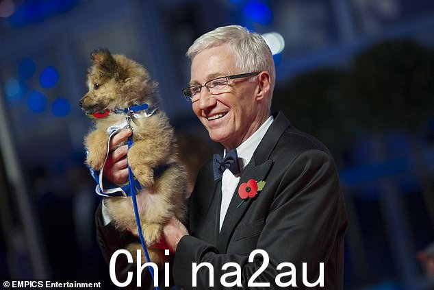 Paul O'Grady 带着毛茸茸的同伴参加了伦敦 Battersea Evolution 举办的巴特西猫狗家居项圈和外套舞会