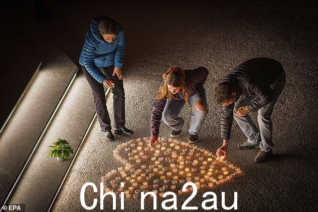 在太特布兰奇附近发现五名滑雪游客的尸体后,人们在仪式上点燃蜡烛