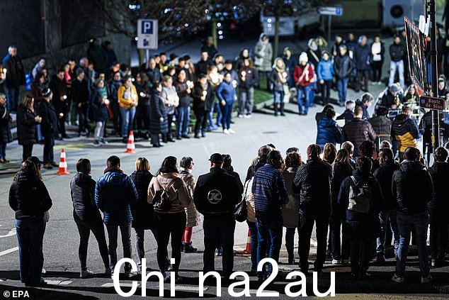 2024 年 3 月 11 日,瑞士韦克斯,在瑞士阿尔卑斯山太特布兰奇附近发现五名滑雪游客的尸体后,人们参加守夜活动