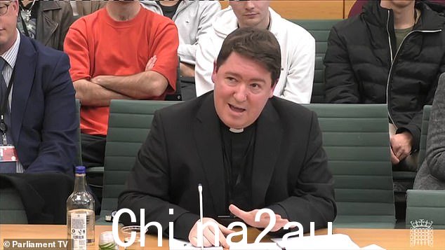 他曾是达灵顿圣卡斯伯特教堂的牧师,但于 2020 年离开英国国教,现在是英国自由教会的牧师