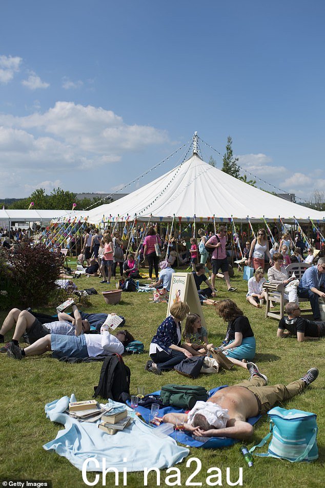 这项为期 11 天的文化活动每年都会吸引约 300,000 人来到波伊斯的 Hay-on-Wye 庆祝文学,去年杜阿·利帕 (Dua Lipa) 成为头条新闻(图片为 2016 年的节日)