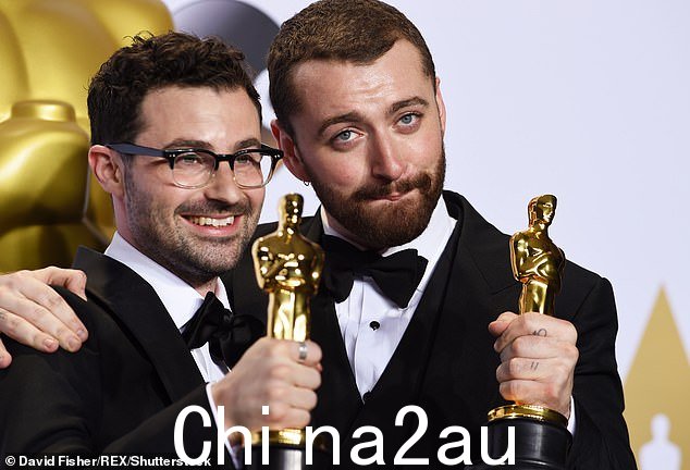 Smith 与联合编剧 Jimmy Napes 在 2016 年奥斯卡颁奖典礼上合影
