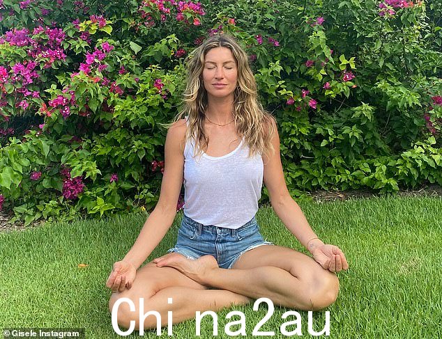该模特在 Instagram 上分享了一张展示坐姿瑜伽姿势的照片,并建议粉丝“我们的幸福取决于我们所做的选择”每天...“移动、休息、静默和反思,确保身边都是好人”