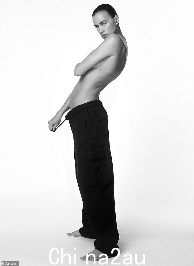 Irina Shayk 是新 Aritzia 广告活动的明星,专门为其新的 Sweatfleece 系列拍摄。伊琳娜在一张图片中赤裸上身,穿着该品牌的运动裤