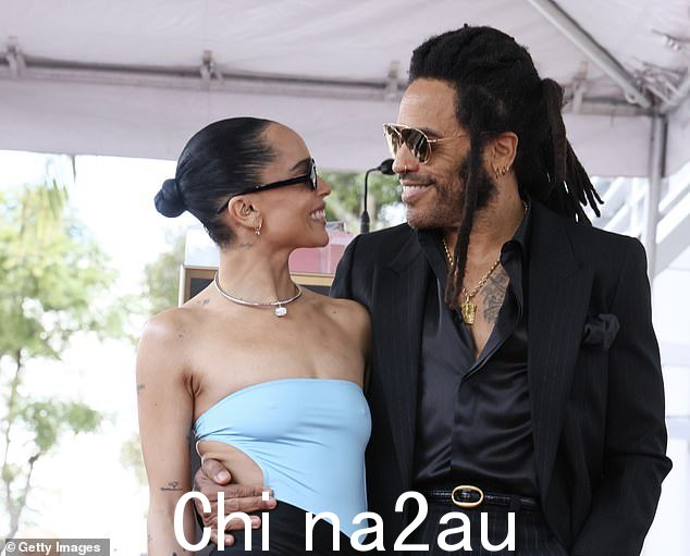 The Fly Away 热门歌手,59 岁,与 35 岁的 Zoe 合影时看起来很高兴 - Zoe 的妈妈是 Lisa Bonet