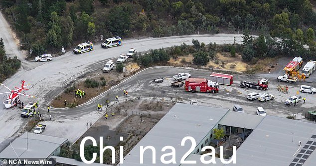 周三下午,巴拉瑞特金矿地下 3 公里处发生岩石坠落(如图),紧急服务部门正在拼命营救被困地下的 27 名矿工