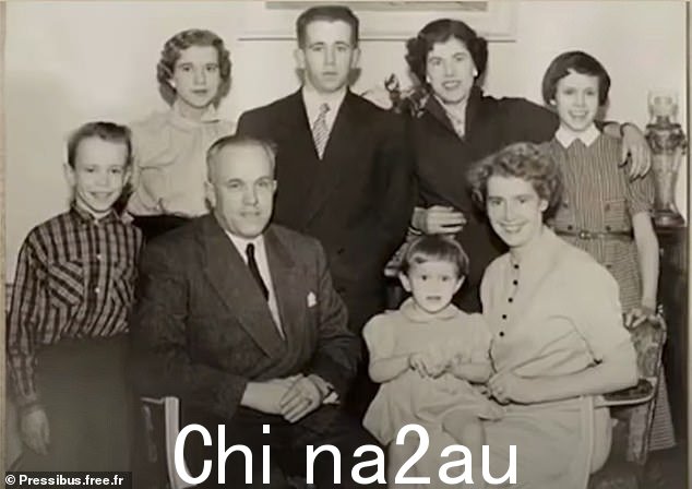 欧文斯还分析了布丽吉特·马克龙一家人小时候罕见的全家福,声称她(中间放在她母亲膝盖上的照片)与她的哥哥让·米歇尔“一模一样” Trogneux(左)- 在断言他们是同一个人之前