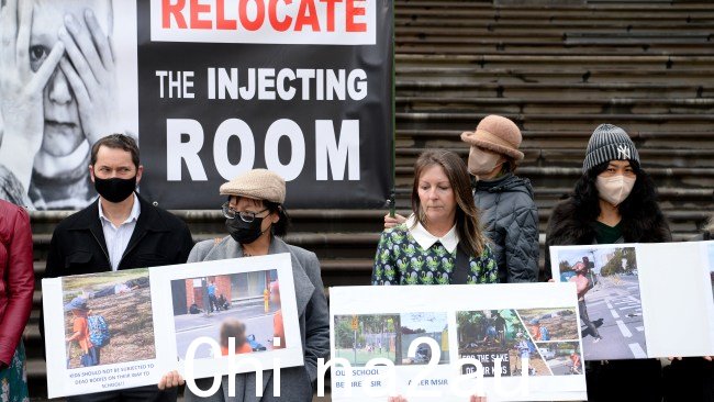抗议者聚集在墨尔本议会大厦，要求政府将安全注射室从北里士满一所学校附近的当前位置搬迁。图片：NCA NewsWire / Andrew Henshaw