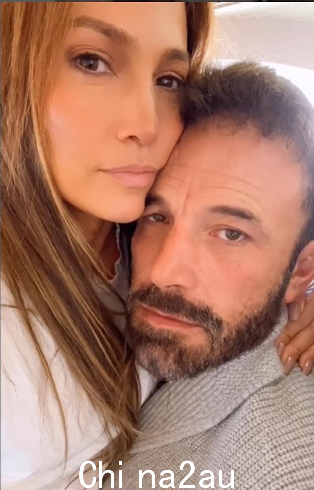 '没有人对此感到惊讶。 Jennifer 对此很满意,JLo 显然很喜欢它,每个人都注意到这一切都是命中注定的,”内部人士告诉 DailyMail.com