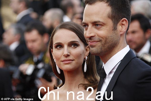 她与本杰明·米派德 (Benjamin Millepied) 结婚 11 年后离婚,因为他被指控对她不忠; 2015 年看到的这对情侣