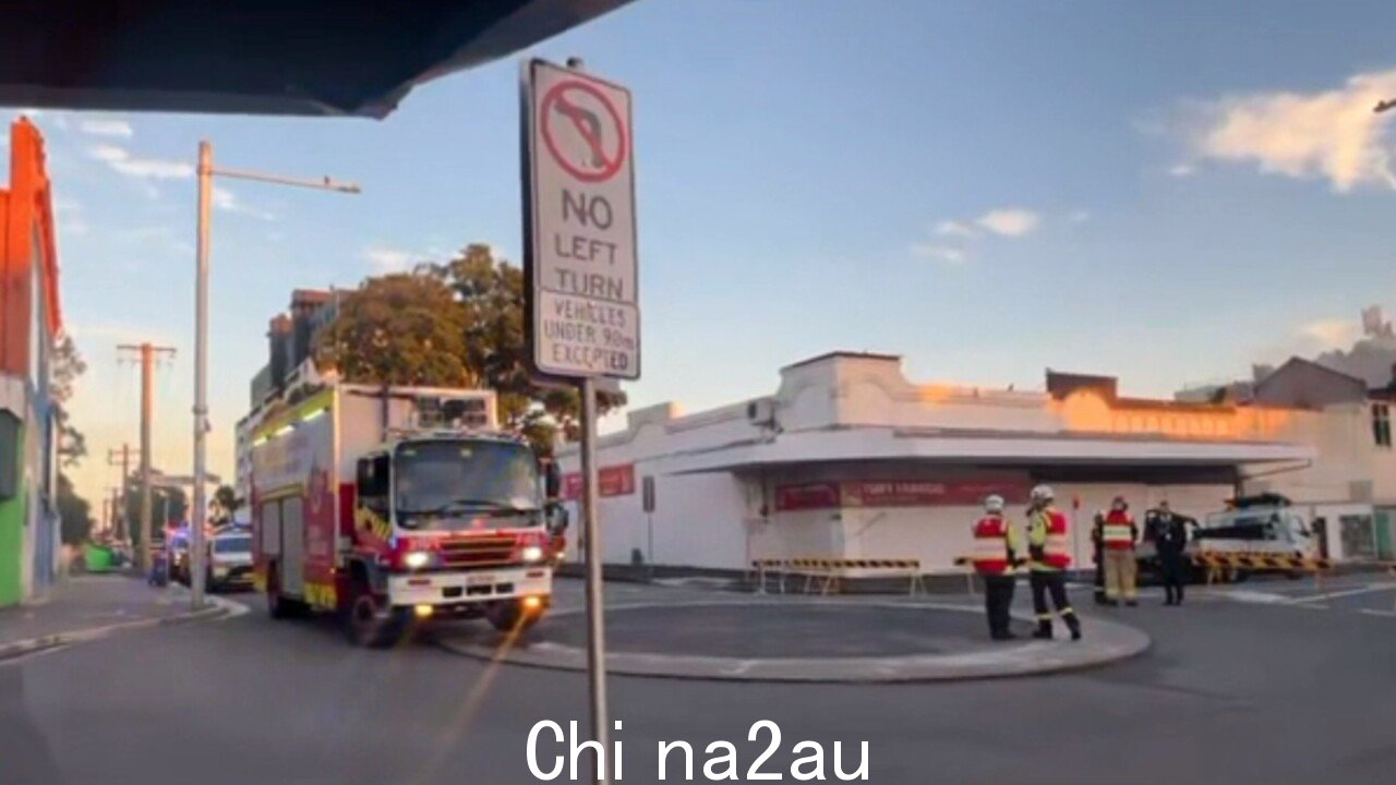 消防队员在悉尼与大火搏斗west