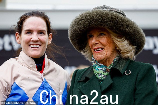 卡米拉女王在获胜后与骑师瑞秋·布莱克摩尔 (Rachel Blackmore) 站在一起,笑容满面