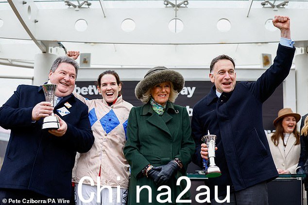 Declan Landy,Rachael Blackmore 的骑手布莱克莫尔赢得 Betway Queen Mother 冠军 Chase 后,吉尼斯队长、卡米拉王后和驯马师 Henry De Bromhead 庆祝