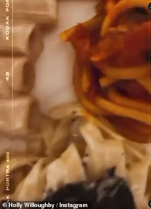 她还发布了一段视频,让我们一睹他们的午餐,其中包括葡萄酒、新鲜牡蛎、木犀草和辣酱,以及几盘意大利面