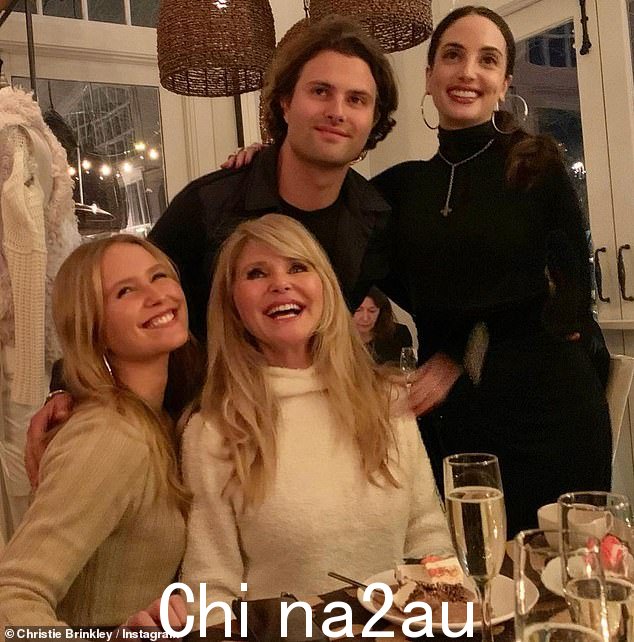 这位明星在生日时与她的三个孩子 Alexa Ray Joel(38 岁)、Jack Brinkley Cook(28 岁)和 Sailor Brinkley Cook(25 岁)合影