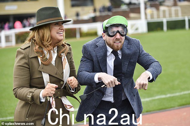 电台主持人进入角色并假装骑着一匹想象中的马