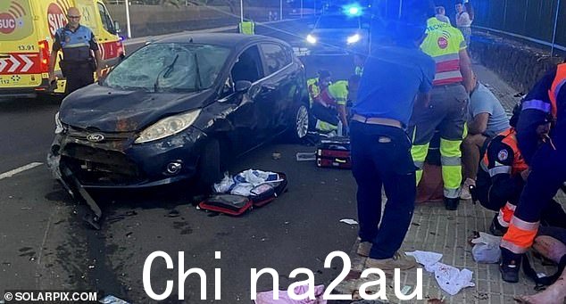 令人震惊的现场图像显示,事故发生后,警察和护理人员正在拼命救治受伤的行人