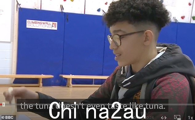 向 BBC 描述食物时,南安普敦红桥社区学校的一名不为所动的学生用木叉戳开他的午餐,并给出了严厉的评论