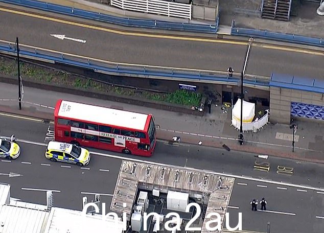 克罗伊登 Whitgift 中心外的隐私屏幕和帐篷,附近人行道旁停着一辆公共汽车