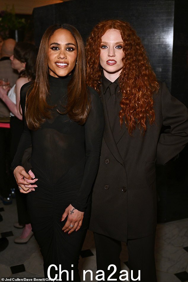 Alex Scott,39 岁和女友 Jess Glynne,34 岁,作为编辑内容主管,在 Chioma Nnadi 首期英国《Vogue》杂志的发布会上看起来非常恩爱