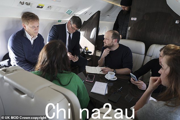 国防部长格兰特·沙普斯 MP 及其团队登上英国皇家空军特使 IV CC Mk1,在被俄罗斯黑客攻击之前前往波兰途中