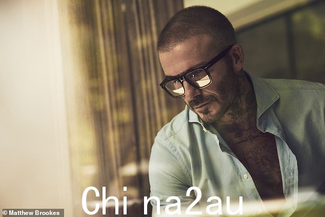 在一张照片中,他戴着一副黑色厚框眼镜和一件蓝色衬衫,解开扣子,瞥见他健美的胸部