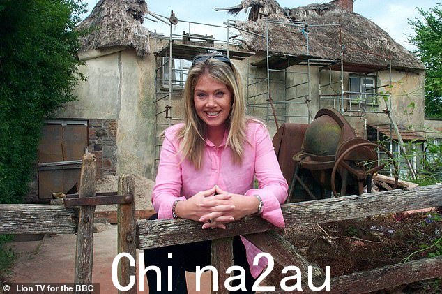 Lucy 于 2003 年首次出现在节目中,并在 2016 年离开之前呆了惊人的 13 年(图于 2003 年的《Homes Under The Hammer》)