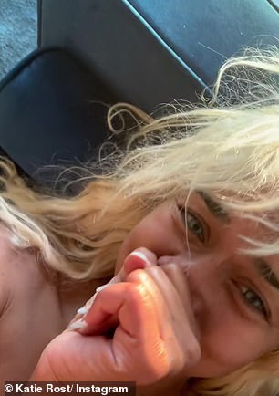 另一位写道,'照顾好自己,凯蒂!你有这么多美丽的东西值得为之而活'