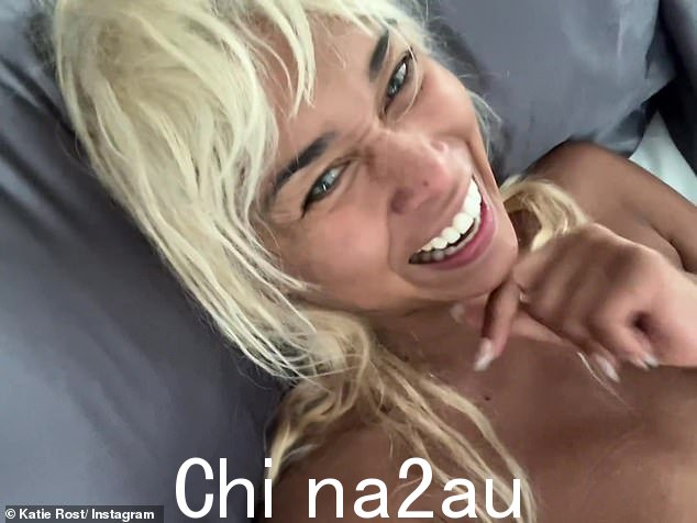在一个视频中,这位 43 岁的女士看起来衣衫不整,胸部裸露,她拍摄自己随着一首《Rage Against The Machine》中的歌曲咕哝着、挥舞着的样子