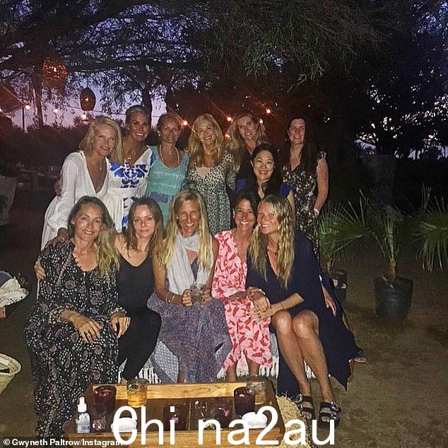 2018 年帕特洛在墨西哥举办的单身周末,威格莫尔出现在前排(最左边,斯特拉·麦卡特尼旁边)