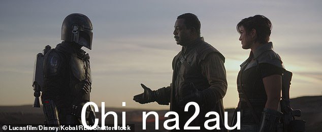 卡拉诺声称她的曼达洛人搭档佩德罗·帕斯卡在他们的搭档卡尔·韦瑟斯(中)去世后向她伸出了援手。她声称这是一次亲切的谈话;仍来自《曼达洛人》