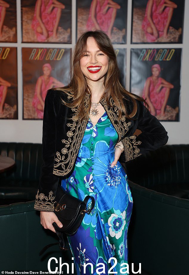 艾玛·路易丝·康诺利 (Emma Louise Connolly) 在活动中的着装也给人留下了深刻的印象,她穿着一件海军蓝花卉缎面连衣裙,遮住了她苗条的身材