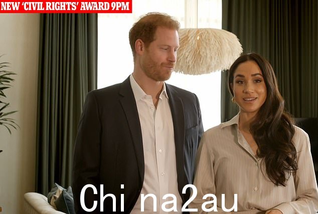 晚上 9 点,苏塞克斯夫妇出现在一段视频中,他们宣布阿切韦尔获得美国 10 万美元民权奖