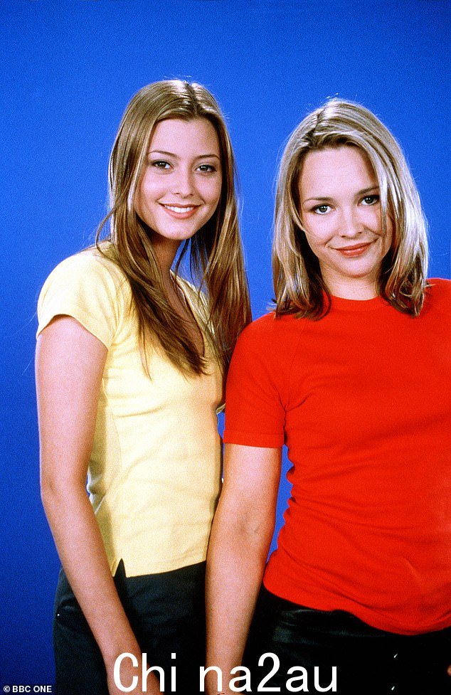 Holly(右)在 2002 年离开之前出现在该节目的数百集中(与联合主演 Carla Bonner 合影)