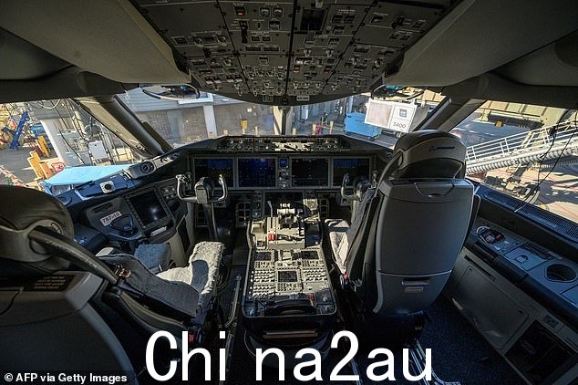 拉丁美洲波音 787 飞行 f一名在驾驶舱提供餐食的空乘人员无意中按下了飞行员座椅上的开关,从悉尼飞往奥克兰的航班发生了可怕的坠落。 2023 年 3 月 9 日拍摄的照片显示了联合航空波音 787 飞机驾驶舱的视图