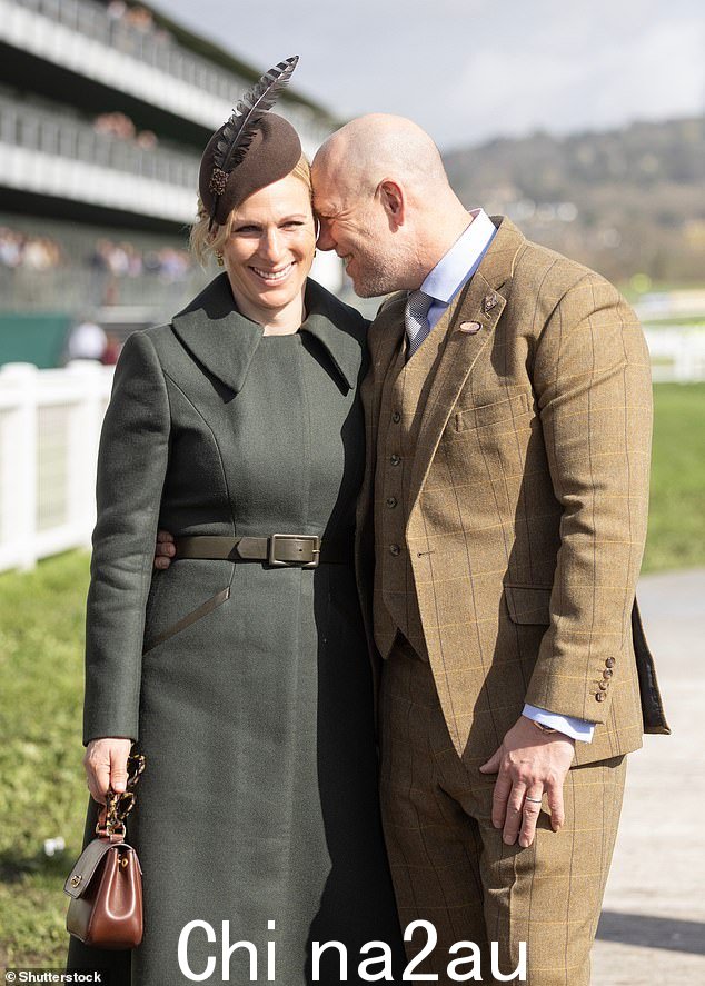 Zara 和 Mike Tindall 在活动中为皇家队飘扬旗帜时表现得很舒适