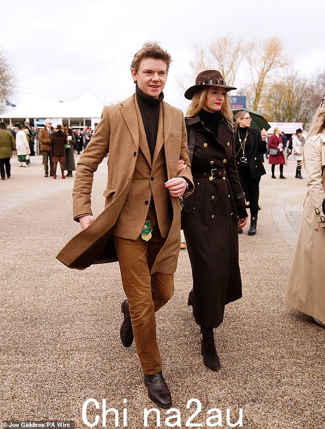 塔露拉·莱利 (Talulah Riley) 和她的未婚夫托马斯·布罗迪-桑斯特 (Thomas Brodie-Sangster) 在重要的日子里穿着 Holland Cooper 的乡村服装,令人惊叹不已
