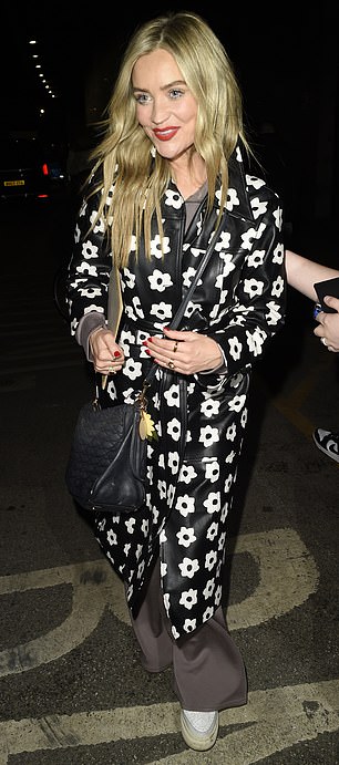 同时,38 岁的劳拉·惠特莫尔 (Laura Whitmore) 在夜间选择了大胆但更容易被社会接受的黑白花朵印花