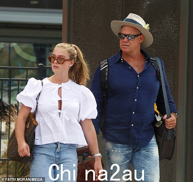 板球传奇人物 Matthew Hayden 和他的广播员女儿 Grace 被发现于周五抵达珀斯机场。两人合影