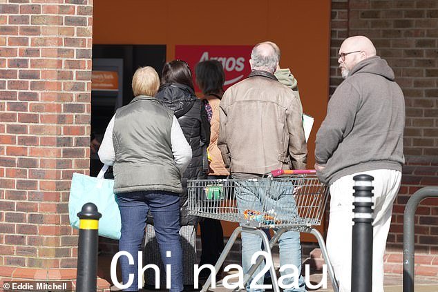 沃辛顿里昂农场 Sainsbury's 店外的购物者在提款机前排队