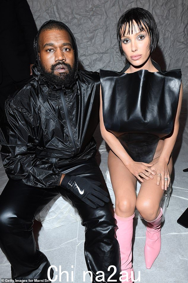 本周早些时候,叶的密友 Justin LaBoy 表示 Kanye 和妻子 Bianca Censori 都计划生“一群孩子”;二月在米兰见到的情侣