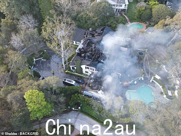 报告称一名消防员在试图扑灭大火时从梯子上摔下来受伤