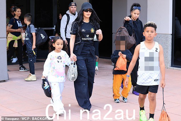 金·卡戴珊 (Kim Kardashian) 带着女儿芝加哥在篮球比赛中支持她的兄弟圣 (Saint),几天前,他与新婚妻子比安卡·森索里 (Bianca Censori) 一起参加了前坎耶·韦斯特 (Kanye West) 的聆听派对