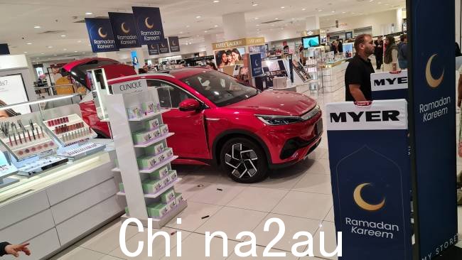购物中心展示的电动汽车倒车进入 Myer 商店。图片：Tony Pham / Facebook