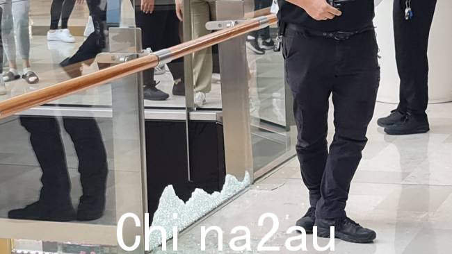 汽车加速前进后玻璃面板破碎。图片:Tony Pham / Facebook