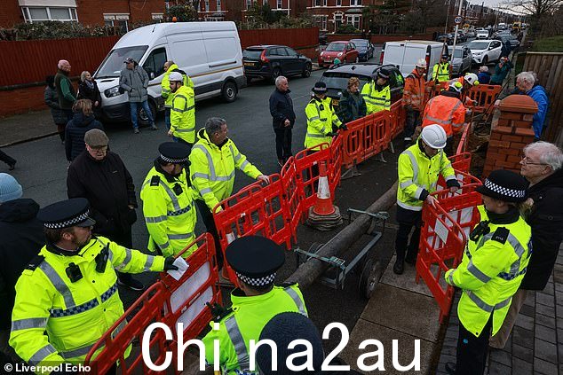 在愤怒的抗议者封锁道路以阻止在街道上竖起令人讨厌的新宽带电线杆后,必须召集 14 名警察
