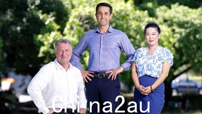 反对党领袖 David克里萨富利表示,“赢得两次补选将是一场艰苦的战斗。”与自由党候选人达伦·扎诺(伊普斯维奇-西区)和庄彦(伊纳拉)合影。图片:Steve Pohlner