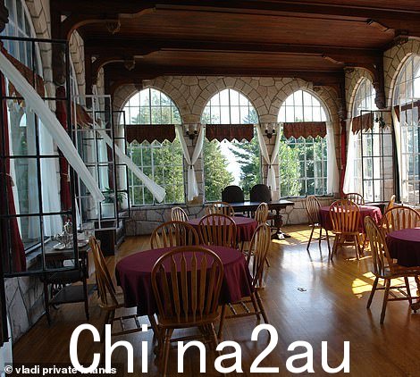 白天,该岛向想要在导游的带领下参观这座建筑的游客开放