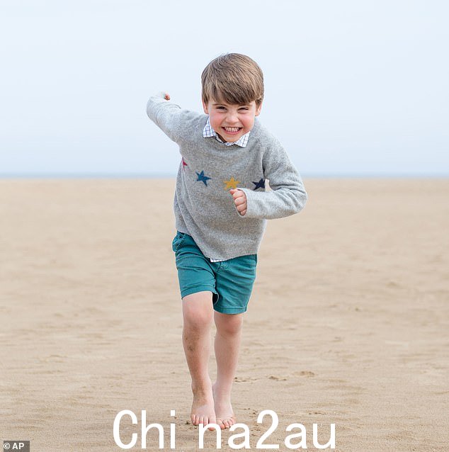 路易斯王子在诺福克的海滩上拍照。这张照片由他的母亲凯特拍摄,肯辛顿宫在他四岁生日前发布了